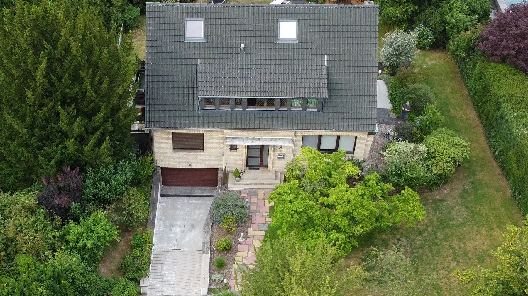 haus-vorne-2000-1870.33.690f558f3d581